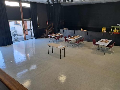 Montage de la salle en cours...